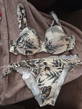 La Vie En Rose Palm-Print Underwire Bikini - White, Green & Peach